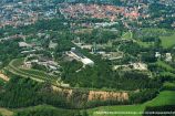 Strategische Metalle - Das r³-Haldencluster: Spülhalde Davidschacht in Freiberg Im Erzgebirge wurde über Jahrhunderte hinweg Erzbergbau betrieben. In Halden und Schlacken-Ablagerungen befinden sich heute noch wirtschaftlich nutzbare Konzentrationen der damals abgebauten und heute wirtschaftsstrategischen Rohstoffe (z.B. Zinn, Zink, Silber, Wolfram, Lithium, Indium).Ziel des BMBF-Projektes SMSB (Gewinnung strategischer Metalle und Mineralien aus sächsischen Bergbauhalden) ist die Entwicklung eines wirtschaftlichen und umweltschonenden Gewinnungsverfahrens für diese Rohstoffe. Halden wie die Spülhalde Davidschacht in Freiberg liegen im Fokus der Forschung.Das Projekt findet innerhalb der FONA-Fördermaßnahme "Innovative Technologien für Ressourceneffizienz - Strategische Metalle und Mineralien (r³)" statt. Ziel der Fördermaßnahme ist es, Effizienzsprünge in der Ressourcennutzung zu erreichen. Vor dem Hintergrund zunehmender Rohstoffverknappung liegt der Fokus auf Steigerung der Rohstoffeffizienz, Recycling und Substitution knapper wirtschaftsstrategisch relevanter Rohstoffe.
http://www.r3-innovation.de/de/15499