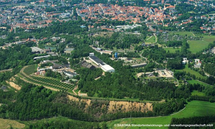 Im Erzgebirge wurde über Jahrhunderte hinweg Erzbergbau betrieben. In Halden und Schlacken-Ablagerungen befinden sich heute noch wirtschaftlich nutzbare Konzentrationen der damals abgebauten und heute wirtschaftsstrategischen Rohstoffe (z.B. Zinn, Zink, Silber, Wolfram, Lithium, Indium).Ziel des BMBF-Projektes SMSB (Gewinnung strategischer Metalle und Mineralien aus sächsischen Bergbauhalden) ist die Entwicklung eines wirtschaftlichen und umweltschonenden Gewinnungsverfahrens für diese Rohstoffe. Halden wie die Spülhalde Davidschacht in Freiberg liegen im Fokus der Forschung.Das Projekt findet innerhalb der FONA-Fördermaßnahme "Innovative Technologien für Ressourceneffizienz - Strategische Metalle und Mineralien (r³)" statt. Ziel der Fördermaßnahme ist es, Effizienzsprünge in der Ressourcennutzung zu erreichen. Vor dem Hintergrund zunehmender Rohstoffverknappung liegt der Fokus auf Steigerung der Rohstoffeffizienz, Recycling und Substitution knapper wirtschaftsstrategisch relevanter Rohstoffe.
 http://www.r3-innovation.de/de/15499 