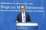 Dr. Karl-Eugen Huthmacher (Leiter der Abteilung 'Zukunftsvorsorge – Forschung für Grundlagen und Nachhaltigkeit', BMBF) auf der Agendakonferenz "Wege zur Mobilitätswende" am 22. und 23. Juni 2017 in Berlin Mobilität und urbaner Verkehr befinden sich derzeit in einem dynamischen Wandel. In den Städten entstehen zum einen vielfältige neue Mobilitätsdienstleistungen und Verkehrsangebote, zum anderen verändern sich Mobilitätsmuster und Rahmenbedingungen der Mobilität. Dieser Wandel der Mobilitätswelt erfordert eine verstärkte Einbindung der Forschung, um diesen Wandel mit zu gestalten. Das Bundesministerium für Bildung und Forschung (BMBF) führt daher im Jahr 2017 einen Agendaprozess „Nachhaltige urbane Mobilität" durch. Dieser erfolgt unter Mitwirkung des Bundesministeriums für Verkehr und digitale Infrastruktur (BMVI).
Im Rahmen dieses Prozesses diskutierten 300 Expertinnen und Experten aus Wissenschaft, Wirtschaft, Politik und Zivilgesellschaft auf der "Agendakonferenz: Wege zur Mobilitätswende" über Forschungs- und Umsetzungsbedarfe für eine nachhaltige Entwicklung von Mobilität in Städten.