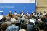 Podiumsdiskussion: Wege zur Mobilitätswende Mobilität und urbaner Verkehr befinden sich derzeit in einem dynamischen Wandel. In den Städten entstehen zum einen vielfältige neue Mobilitätsdienstleistungen und Verkehrsangebote, zum anderen verändern sich Mobilitätsmuster und Rahmenbedingungen der Mobilität. Dieser Wandel der Mobilitätswelt erfordert eine verstärkte Einbindung der Forschung, um diesen Wandel mit zu gestalten. Das Bundesministerium für Bildung und Forschung (BMBF) führt daher im Jahr 2017 einen Agendaprozess „Nachhaltige urbane Mobilität" durch. Dieser erfolgt unter Mitwirkung des Bundesministeriums für Verkehr und digitale Infrastruktur (BMVI).
Im Rahmen dieses Prozesses diskutierten 300 Expertinnen und Experten aus Wissenschaft, Wirtschaft, Politik und Zivilgesellschaft auf der "Agendakonferenz: Wege zur Mobilitätswende" über Forschungs- und Umsetzungsbedarfe für eine nachhaltige Entwicklung von Mobilität in Städten.