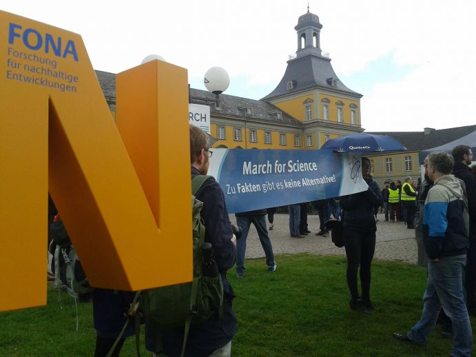 Science March Bonn Das FONA-N auf dem March for Science am 22. April 2017 in Bonn. 1500 Teilnehmer demonstrierten gegen Einschränkungen der wissenschaftlichen Freiheit und für die Unterstützung der Klimaforschung.