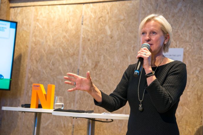 Moderatorin Conny Czymoch, German Science Hour „Our ocean future", Deutscher Pavillon, COP 23, Bonn