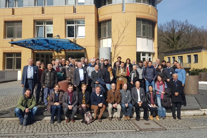 Die Teilnehmerinnen und Teilnehmer der SUGAR-Abschlusskonferenz am GFZ in Potsdam. Die Teilnehmerinnen und Teilnehmer der SUGAR-Abschlusskonferenz am GFZ in Potsdam.