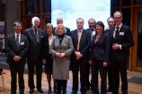Die Teilnehmer des Parlamentarischen Abends des Alfred-Wegener-Instituts (AWI) am 13. Januar 2016 Die Teilnehmer des Parlamentarischen Abends des Alfred-Wegener-Instituts (AWI) am 13. Januar 2016: Staatsrätin Ulrike Hiller, Bevollmächtigte der Freien Hansestadt Bremen beim Bund, für Europa und Entwicklungszusammenarbeit, Prof. Dr. Johanna Wanka, Bundesministerin für Bildung und Forschung, Prof. Dr. Karin Lochte, Direktorin des Alfred-Wegener-Instituts, Joachim Bleicker (Auswärtiges Amt), Dr. Christian Reichert (BGR), Prof. Dr. Thomas Jung (AWI), R. Andreas Kraemer (IASS), Prof. Dr. Mark Lawrence (IASS), Dr. Michael Kosinowski (BGR) und Jan-Martin Wiarda, Journalist für Bildung und Wissenschaft. Der Parlamentarischen Abend zur deutschen Arktisforschung und – politik in der Bremer Landesvertretung wurde veranstaltet vom AWI, der BGR und dem IASS.