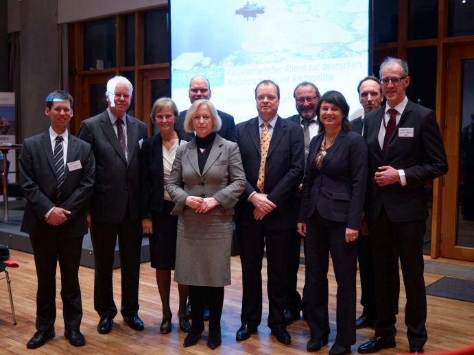 Die Teilnehmer des Parlamentarischen Abends des Alfred-Wegener-Instituts (AWI) am 13. Januar 2016: Staatsrätin Ulrike Hiller, Bevollmächtigte der Freien Hansestadt Bremen beim Bund, für Europa und Entwicklungszusammenarbeit, Prof. Dr. Johanna Wanka, Bundesministerin für Bildung und Forschung, Prof. Dr. Karin Lochte, Direktorin des Alfred-Wegener-Instituts, Joachim Bleicker (Auswärtiges Amt), Dr. Christian Reichert (BGR), Prof. Dr. Thomas Jung (AWI), R. Andreas Kraemer (IASS), Prof. Dr. Mark Lawrence (IASS), Dr. Michael Kosinowski (BGR) und Jan-Martin Wiarda, Journalist für Bildung und Wissenschaft. Der Parlamentarischen Abend zur deutschen Arktisforschung und – politik in der Bremer Landesvertretung wurde veranstaltet vom AWI, der BGR und dem IASS.