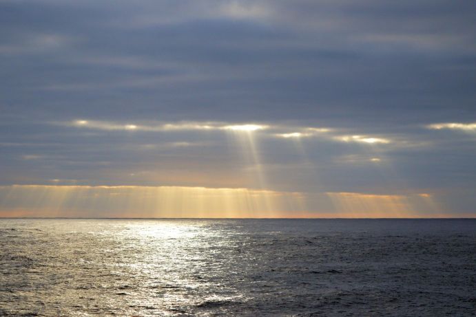 Der Ozean nimmt 90 Prozent der zusäzlichen Wärmeenergie aus der Atmosphäre auf. Eine neue Berechnung zeigt, dass die Menge der Wärmeenergie in den vergangenen 25 Jahren größer war als bisher weitgehend angenommen. Der Ozean nimmt 90 Prozent der zusäzlichen Wärmeenergie aus der Atmosphäre auf. Eine neue Berechnung zeigt, dass die Menge der Wärmeenergie in den vergangenen 25 Jahren größer war als bisher weitgehend angenommen.