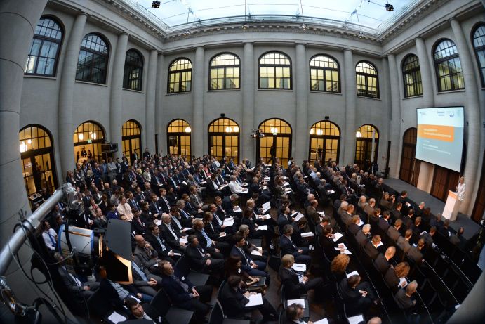 Plenum des Agendakongresses 2014 des Forschungsforums Energiewende in Berlin. Ergebnisse des Agendakongresses fließen in die "Strategische Forschungsagenda Energiewende" ein. Sie soll zur Weiterentwicklung des Energieforschungsprogramms der Bundesregierung beitragen.