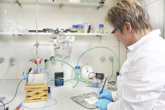 Wertvolle Basischemikalien stellt „eEthylen“ aus Kohlendioxid her. Eine Forscherin charakterisiert dafür Katalysatormaterialien. Wertvolle Basischemikalien stellt „eEthylen“ aus Kohlendioxid her. Eine Forscherin charakterisiert dafür Katalysatormaterialien