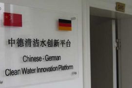 Der Grundstein f&uuml;r den Aufbau des Projektb&uuml;ros "Sauberes Wasser" wurde mit der Unterzeichnung des deutsch-chinesischen "Forschungs- und Innovationsprogramms Sauberes Wasser" durch das Ministerium f&uuml;r Wissenschaft und Technologie (MoST) der VR China und das Bundesministerium f&uuml;r Bildung und Forschung (BMBF) im Rahmen der ersten Deutsch-Chinesischen Regierungskonsultationen im Juni 2011 in Berlin gelegt.  Die Inhalte des vom Projektb&uuml;ro "Sauberes Wasser" unterst&uuml;tzten Forschungsprogramms sind die Arbeitsbereiche Wasserversorgung, Abwasserbehandlung, Schutz der nat&uuml;rlichen Wasserressourcen und saubere industrielle Produktion. Ziel ist der Aufbau einer Innovationsplattform in deren Rahmen gemeinsame Forschung durchgef&uuml;hrt, Innovationskonzepte entwickelt sowie dieses Fachwissen in Empfehlungen f&uuml;r ein nachhaltiges Wassermanagement in China umgesetzt werden. Daf&uuml;r wird das Projektb&uuml;ro in Zusammenarbeit mit den chinesischen Partnern relevante Entscheidungstr&auml;ger, Probleme und Bed&uuml;rfnisse im chinesischen Wasserbereich identifizieren sowie das Finden von innovativen L&ouml;sungen und deren Umsetzung vorantreiben.  Dar&uuml;ber hinaus unterst&uuml;tzt das Projektb&uuml;ro die Bildung von Forschungskooperationen &ndash; mit Hochschulen ebenso wie mit der Wirtschaft &ndash; und erleichtert den Zugang zu chinesischen Institutionen. Das Projektb&uuml;ro unterst&uuml;tzt au&szlig;erdem Ma&szlig;nahmen der beruflichen und akademischen Aus- und Weiterbildung im Schwerpunkt "Sauberes Wasser" in China.  Das Programm "Sauberes Wasser" wird durch das BMBF im Rahmenprogramm Forschung f&uuml;r nachhaltige Entwicklungen (FONA) im Aktionsfeld "Ressourcen und Nachhaltigkeit" durchgef&uuml;hrt. Forschungs- und Entwicklungsvorhaben werden vor allem &uuml;ber die F&ouml;rderma&szlig;nahme "Internationale Partnerschaften f&uuml;r nachhaltige Klimaschutz- und Umwelttechnologien und -dienstleistungen (CLIENT)" gef&ouml;rdert.