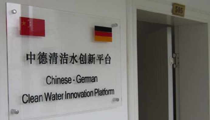 Der Grundstein f&uuml;r den Aufbau des Projektb&uuml;ros "Sauberes Wasser" wurde mit der Unterzeichnung des deutsch-chinesischen "Forschungs- und Innovationsprogramms Sauberes Wasser" durch das Ministerium f&uuml;r Wissenschaft und Technologie (MoST) der VR China und das Bundesministerium f&uuml;r Bildung und Forschung (BMBF) im Rahmen der ersten Deutsch-Chinesischen Regierungskonsultationen im Juni 2011 in Berlin gelegt.  Die Inhalte des vom Projektb&uuml;ro "Sauberes Wasser" unterst&uuml;tzten Forschungsprogramms sind die Arbeitsbereiche Wasserversorgung, Abwasserbehandlung, Schutz der nat&uuml;rlichen Wasserressourcen und saubere industrielle Produktion. Ziel ist der Aufbau einer Innovationsplattform in deren Rahmen gemeinsame Forschung durchgef&uuml;hrt, Innovationskonzepte entwickelt sowie dieses Fachwissen in Empfehlungen f&uuml;r ein nachhaltiges Wassermanagement in China umgesetzt werden. Daf&uuml;r wird das Projektb&uuml;ro in Zusammenarbeit mit den chinesischen Partnern relevante Entscheidungstr&auml;ger, Probleme und Bed&uuml;rfnisse im chinesischen Wasserbereich identifizieren sowie das Finden von innovativen L&ouml;sungen und deren Umsetzung vorantreiben.  Dar&uuml;ber hinaus unterst&uuml;tzt das Projektb&uuml;ro die Bildung von Forschungskooperationen &ndash; mit Hochschulen ebenso wie mit der Wirtschaft &ndash; und erleichtert den Zugang zu chinesischen Institutionen. Das Projektb&uuml;ro unterst&uuml;tzt au&szlig;erdem Ma&szlig;nahmen der beruflichen und akademischen Aus- und Weiterbildung im Schwerpunkt "Sauberes Wasser" in China.  Das Programm "Sauberes Wasser" wird durch das BMBF im Rahmenprogramm Forschung f&uuml;r nachhaltige Entwicklungen (FONA) im Aktionsfeld "Ressourcen und Nachhaltigkeit" durchgef&uuml;hrt. Forschungs- und Entwicklungsvorhaben werden vor allem &uuml;ber die F&ouml;rderma&szlig;nahme "Internationale Partnerschaften f&uuml;r nachhaltige Klimaschutz- und Umwelttechnologien und -dienstleistungen (CLIENT)" gef&ouml;rdert.