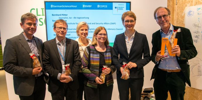 Stefan Rahmstorf (PIK), Bernhard Pötter (TAZ), Moderatorin Conny Czymoch, Ellen Matthies (Uni Magdeburg), Susanne Dröge (Stiftung Wissenschaft und Politik) und Karl Eugen Huthmacher (BMBF) nach der German Science Hour „Science in times of fake news", Deutscher Pavillon, COP 23, Bonn