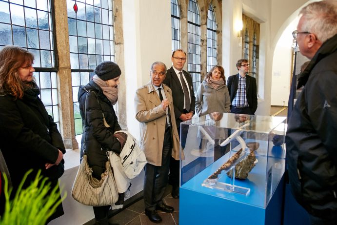 Prof. Dr. Mojib Latif, Leiter des Forschungsbereichs „Ozeanzirkulation und Klimadynamik" am GEOMAR Helmholtz-Zentrum für Ozeanforschung Kiel, führt durch die Ausstellung „Meer der Erkenntnis" in der St. Remigiuskirche in Bonn. Die Ausstellung im Wissenschaftsjahr 2016*17 macht auf die zentrale Bedeutung der Meere und Ozeane für die Klimaentwicklung unseres Planeten aufmerksam.