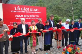 Vertreter des BMBF und der vietnamesischen Regierung durchschneiden ein rotes Band zur Eröffnung einer neuen Wasserförderanlage am Seo Ho-Fluss in Nordvietnam 