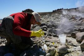 Forschende untersuchen das Rohstoffpotenzial von Thermalquellen, um einen geeigneten Standort für die Kombi-Kraftwerke zu finden. 