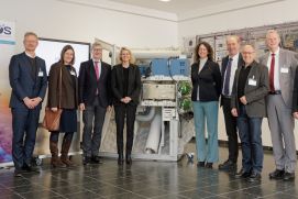 Der Aufbau der Forschungsinfrastruktur IAGOS für die Erhebung von Daten zum Klimawandel aus der Atmosphäre ist nun erfolgreich abgeschlossen. BMBF-Staatssekretärin Judith Pirscher (4.v.l.) übergab am Forschungszentrum Jülich die IAGOS Infrastruktur an den Betreiberverein. Mit der Übergabe ist der Transfer von der Idee zur Infrastruktur vollzogen. 