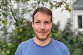 Prof. Dr. Jan Keller forscht gemeinsam mit seiner Kollegin Dr. Vivian Frick vom Institut für ökologische Wirtschaftsforschung (IÖW) im „AMBER“-Team aus der Fördermaßnahme „BMBF-Nachwuchsgruppen Globaler Wandel: Klima, Umwelt und Gesundheit“ zu den Rahmenbedingungen und Auswirkungen von aktiver Mobilität. Er arbeitet an der Freien Universität Berlin am Fachbereich Erziehungswissenschaft und Psychologie im Arbeitsbereich Gesundheitspsychologie und wurde im September 2023 mit einem Early Career Award der European Health Psychology Society ausgezeichnet. Er ist der Ansicht, dass die Schnittstelle zwischen Gesundheit, Klimaschutz und Nachhaltigkeit auch in der Psychologie immer wichtiger wird.