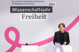 Bundesministerin Bettina Stark-Watzinger hält eine Rede zum Start des Wissenschaftsjahrs 2024