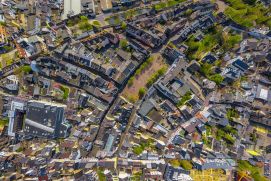 Gerade in dicht bebauten Städten stellt die Anpassung an das Klima eine große Herausforderung für die Stadtplanung dar. Viele Städte entwickeln derzeit sogenannte Urbane Digitale Zwillinge als virtuelle Abbilder einer realen Stadt. Der Vorteil: Mithilfe digitaler Zwillinge können auch komplexe Zusammenhänge in einer Stadt simuliert werden. Um den Aspekt der Klimaanpassung hierbei mit einzubeziehen, fördert das BMFTR eine entsprechende Softwareentwicklung.