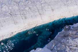 Ein tiefer Schmelzwassersee hat sich auf dem Gletscher gebildet.