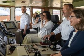 Bundesforschungsministerin Dorothee Bär (links) auf der Brücke des Forschungsschiffs ALKOR mit Kapitän Marc Petrikowski (Mitte) und GEOMAR-Direktorin Prof. Dr. Katja Matthes (rechts).