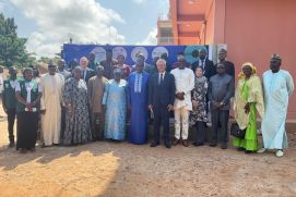 Vizepräsident Mohammed B. S. Jallow (mitte) und die Teilnehmer der Einweihung