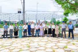 Teilnehmende des Abschlussworkshops der Forschungs- und Entwicklungsphase besichtigten eine im Projekt klimaangepasst umgestaltete Brachfläche in Huế.