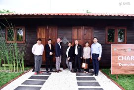 Mit biobasierten Baustoffen sollen Gebäude in Städten wie Bangkok energieeffizienter werden. Gleichzeitig soll so der Innenraumkomfort und damit die Lebensqualität erhöht werden. Das vom Projekt CHARMS in 2024 entwickelte Testhaus aus Typha zeigt erste Erfolge.