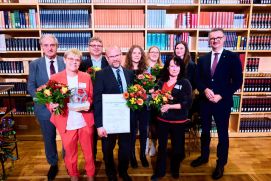 Juryvorsitzender Prof. Dr.-Ing Dieter Brüggemann (linker Bildrand) und Minister Christinan Tischner (rechter Bildrand) und mit den Preisträgern.