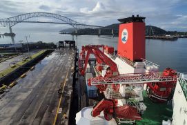 Blick vom Forschungsschiff SONNE auf die Brücke Puentas de las Américas, die den Panama-Kanal überspannt.