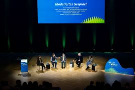 Bühne des BMFTR-Symposiums "Raum für Wandel - Städte neu denken" in der Bundeskunsthalle in Bonn