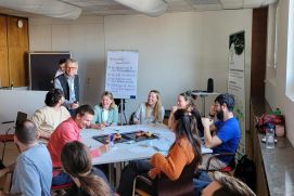 Michael Suda moderiert eine offene Diskussionsrunde zu Ressourcenkonflikte im Wald- und Holzsektor und leitete das Planspiel Fishbanks, das die Teilnehmenden mit Kooperations- und Koordinationsherausforderungen konfrontierte