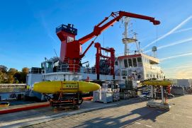 Vor dem Start der Expedition werden Forschungsgeräte auf das Forschungsschiff ALKOR  geladen - darunter die autonomen Unterwasserroboter AUV Abyss und das AUV Luise.