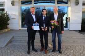 Preisverleihung am IOW (von links nach rechts):  Kapitän Klaus Küper, Briese Research Forschungsschifffahrt;  Preisträger Dr. Iason Gazis und Prof. Dr. Helge Arz, stellvertretender IOW-Direktor