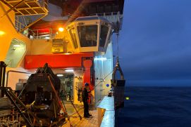 Die Kettensackdredge wird wieder an Bord gehievt: Probennahme während der Expedition SO255 mit dem Forschungsschiff SONNE im Südpazifik