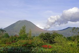 Mount Lokon, aktiver Vulkan auf der indonesischen Insel Sulawesi.