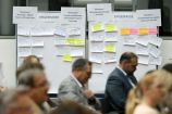 Workshopergebnisse der Agendakonferenz "Wege zur Mobilitätswende" am 22. und 23. Juni 2017 in Berlin Mobilität und urbaner Verkehr befinden sich derzeit in einem dynamischen Wandel. In den Städten entstehen zum einen vielfältige neue Mobilitätsdienstleistungen und Verkehrsangebote, zum anderen verändern sich Mobilitätsmuster und Rahmenbedingungen der Mobilität. Dieser Wandel der Mobilitätswelt erfordert eine verstärkte Einbindung der Forschung, um diesen Wandel mit zu gestalten. Das Bundesministerium für Bildung und Forschung (BMBF) führt daher im Jahr 2017 einen Agendaprozess „Nachhaltige urbane Mobilität" durch. Dieser erfolgt unter Mitwirkung des Bundesministeriums für Verkehr und digitale Infrastruktur (BMVI).
Im Rahmen dieses Prozesses diskutierten 300 Expertinnen und Experten aus Wissenschaft, Wirtschaft, Politik und Zivilgesellschaft auf der "Agendakonferenz: Wege zur Mobilitätswende" über Forschungs- und Umsetzungsbedarfe für eine nachhaltige Entwicklung von Mobilität in Städten.