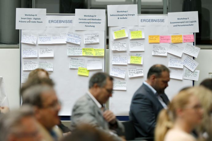 Workshopergebnisse der Agendakonferenz "Wege zur Mobilitätswende" am 22. und 23. Juni 2017 in Berlin Mobilität und urbaner Verkehr befinden sich derzeit in einem dynamischen Wandel. In den Städten entstehen zum einen vielfältige neue Mobilitätsdienstleistungen und Verkehrsangebote, zum anderen verändern sich Mobilitätsmuster und Rahmenbedingungen der Mobilität. Dieser Wandel der Mobilitätswelt erfordert eine verstärkte Einbindung der Forschung, um diesen Wandel mit zu gestalten. Das Bundesministerium für Bildung und Forschung (BMBF) führt daher im Jahr 2017 einen Agendaprozess „Nachhaltige urbane Mobilität" durch. Dieser erfolgt unter Mitwirkung des Bundesministeriums für Verkehr und digitale Infrastruktur (BMVI).
Im Rahmen dieses Prozesses diskutierten 300 Expertinnen und Experten aus Wissenschaft, Wirtschaft, Politik und Zivilgesellschaft auf der "Agendakonferenz: Wege zur Mobilitätswende" über Forschungs- und Umsetzungsbedarfe für eine nachhaltige Entwicklung von Mobilität in Städten.