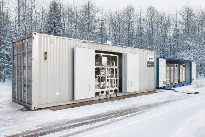 Die kompakte Pilotanlage im SOLETAIR Projekt ist für die dezentrale Produktion konzipiert, passt in einen Schiffcontainer und lässt sich modular erweitern. Die kompakte Pilotanlage im SOLETAIR Projekt ist für die dezentrale Produktion konzipiert, passt in einen Schiffcontainer und lässt sich modular erweitern.