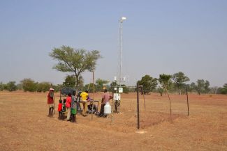 Aufbau einer WASCAL-Messstation zur Erhebung von Klimadaten in Ghana im Rahmen einer deutsch-afrikanischen Initiative zur Anpassung an den Klimawandel.  FONA-Bezug: Die Fördermaßnahme Regional Science Service Centers (RSSC) wird innerhalb des Rahmenprogramms "Forschung für Nachhaltige Entwicklungen" (FONA) des BMBF gefördert. Weitere Informationen finden Sie hier: http://www.fona.de/de/10079  Projekt: Der Klimawandel stellt insbesondere in Afrika eine der größten Herausforderungen des 21. Jahrhunderts dar. Die ländlichen Gebiete Westafrikas stehen vor der Herausforderung, sich schnellstmöglich an den Klimawandel anzupassen und wirksame Schutzmaßnahmen gegen klimabedingte Risiken zu entwickeln.  WASCAL (West African Science Service Center on Climate Change and Adapted Land Use) ist eine internationale und interdisziplinäre Forschungsinitiative, die dazu beiträgt, Mensch und Umwelt besser gegen die negativen Folgen des Klimawandels zu wappnen. Dazu werden die mit dem Klimawandel befassten Wissenschaftszweige vor Ort gestärkt, indem die vorhandene Kompetenz aus zehn westafrikanischen Ländern und Deutschland gebündelt und Wissenschaftler untereinander vernetzt werden. Darüber hinaus werden in relevanten Bereichen gezielt zusätzliche Forschungskapazitäten aufgebaut.  WASCAL wird vom Bundesministerium für Bildung und Forschung (BMBF) gemeinsam mit westafrikanischen und deutschen Partnern umgesetzt. Die Koordination des Projektes liegt beim Zentrum für Entwicklungsforschung (ZEF) der Universität Bonn.