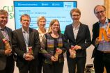Stefan Rahmstorf (PIK), Bernhard Pötter (TAZ), Moderatorin Conny Czymoch, Ellen Matthies (Uni Magdeburg), Susanne Dröge (Stiftung Wissenschaft und Politik) und Karl Eugen Huthmacher (BMBF) nach der German Science Hour „Science in times of fake news", Deutscher Pavillon, COP 23, Bonn