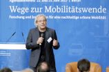 Prof. Dr. Andreas Knie (WZB/InnoZ) auf der Agendakonferenz "Wege zur Mobilitätswende" am 22. und 23. Juni 2017 in Berlin Mobilität und urbaner Verkehr befinden sich derzeit in einem dynamischen Wandel. In den Städten entstehen zum einen vielfältige neue Mobilitätsdienstleistungen und Verkehrsangebote, zum anderen verändern sich Mobilitätsmuster und Rahmenbedingungen der Mobilität. Dieser Wandel der Mobilitätswelt erfordert eine verstärkte Einbindung der Forschung, um diesen Wandel mit zu gestalten. Das Bundesministerium für Bildung und Forschung (BMBF) führt daher im Jahr 2017 einen Agendaprozess „Nachhaltige urbane Mobilität" durch. Dieser erfolgt unter Mitwirkung des Bundesministeriums für Verkehr und digitale Infrastruktur (BMVI).
Im Rahmen dieses Prozesses diskutierten 300 Expertinnen und Experten aus Wissenschaft, Wirtschaft, Politik und Zivilgesellschaft auf der "Agendakonferenz: Wege zur Mobilitätswende" über Forschungs- und Umsetzungsbedarfe für eine nachhaltige Entwicklung von Mobilität in Städten.