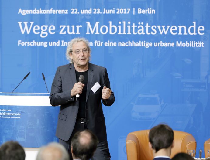 Prof. Dr. Andreas Knie (WZB/InnoZ) auf der Agendakonferenz "Wege zur Mobilitätswende" am 22. und 23. Juni 2017 in Berlin Mobilität und urbaner Verkehr befinden sich derzeit in einem dynamischen Wandel. In den Städten entstehen zum einen vielfältige neue Mobilitätsdienstleistungen und Verkehrsangebote, zum anderen verändern sich Mobilitätsmuster und Rahmenbedingungen der Mobilität. Dieser Wandel der Mobilitätswelt erfordert eine verstärkte Einbindung der Forschung, um diesen Wandel mit zu gestalten. Das Bundesministerium für Bildung und Forschung (BMBF) führt daher im Jahr 2017 einen Agendaprozess „Nachhaltige urbane Mobilität" durch. Dieser erfolgt unter Mitwirkung des Bundesministeriums für Verkehr und digitale Infrastruktur (BMVI).
Im Rahmen dieses Prozesses diskutierten 300 Expertinnen und Experten aus Wissenschaft, Wirtschaft, Politik und Zivilgesellschaft auf der "Agendakonferenz: Wege zur Mobilitätswende" über Forschungs- und Umsetzungsbedarfe für eine nachhaltige Entwicklung von Mobilität in Städten.