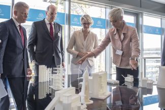 Following the illustratiion of Dr. Wiebke Lüke: Guido Kerkhoff, Chairman of thyssenkrupp AG, Dr. Donatus Kaufmann, Executive Board member, and Federal Minister of Research Anja Karliczek.