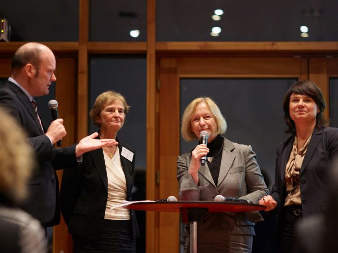 Bundesforschungsministerin Prof. Dr. Johanna Wanka (2.v.r.) im Gespräch mit Karin Lochte (2.v.l.) und Staatsrätin Ulrike Hiller (r.) Aufnahmen vom Parlamentarischen Abend zur deutschen Arktisforschung und – politik in der Bremer Landesvertretung in Berlin am 13.1.2016. Der Abend wurde veranstaltet vom AWI, der BGR und dem IASS.