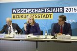 Bundesforschungsministerin Johanna Wanka und Florian Pronold, ParlamentarischerStaatssekretär im Bundesbauministerium, beim Start des Wissenschaftsjahres 2015 –Zukunftsstadt und der Vorstellung der strategischen Forschungsagenda. Beide betonten,dass die Forschung heute bereits viele Lösungen bereit hält für die Zukunft der Städte.