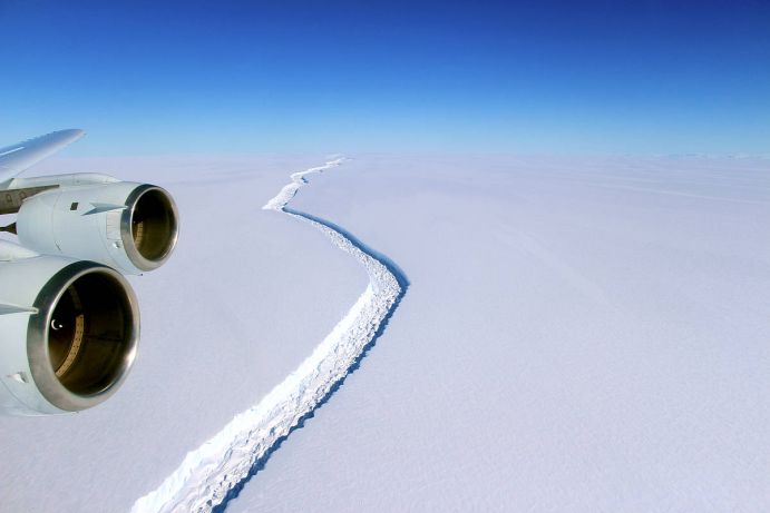 Am 10. November 2016 überflogen Wissenschaftler der US-amerikanischen NASA den Riss im Larsen-C-Schelfeis, welcher jetzt zum Abbruch des Eisberges führte. Am 10. November 2016 überflogen Wissenschaftler der US-amerikanischen NASA den Riss im Larsen-C-Schelfeis, welcher jetzt zum Abbruch des Eisberges führte.