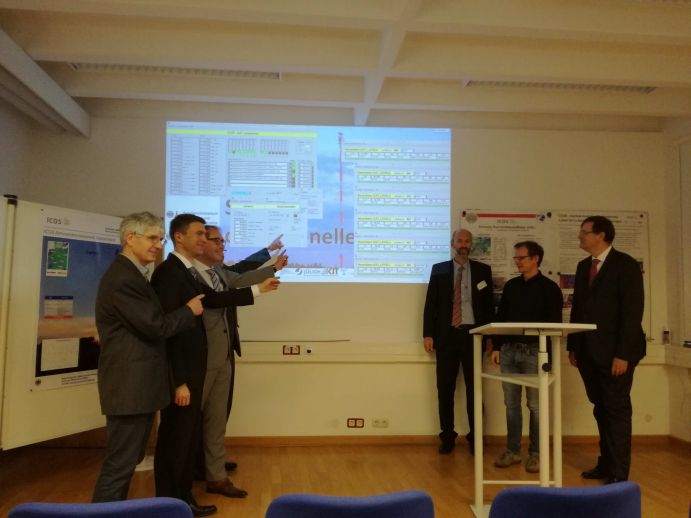ICOS Übergabeveranstaltung Hohenpeißenberg Feierlicher Start des operativen Betriebs der ICOS Atmosphären Station Gartow per Mausklick vom DWD Observatorium Hohenpeißenberg durch Minister Dobrindt (BMVI) und parlamentarischen Staatssekretär Müller (BMBF) mit ICOS-Verantwortliche Schmid (KIT), Plaß-Dülmer (DWD), Steinhoff (GEOMAR) und Adrian (DWD) am 05. Dezember 2016.ICOS (Integrated Carbon Observation System): Mit ICOS wird ein Netzwerk von kontinuierlichen, qualitativ hochwertigen und standardisierten Treibhausgasmessungen über Europa errichtet. Der Aufbau des deutschen Beitrags zu ICOS wird seit Januar 2012 vom BMBF gefördert. Den langfristigen Betrieb werden das Bundesministerium für Verkehr und digitale Infrastruktur (über den Deutschen Wetterdienst) und das Bundesministerium für Ernährung, Landwirtschaft und Verbraucherschutz (über das Thünen-Institut) unterstützen. Außerdem werden die Helmholtz-Gemeinschaft und die Leibniz-Gemeinschaft, sowie mehrere Universitäten und Fachhochschulen zu langfristigen Trägern der Infrastruktur.Das BMBF hat den Aufbau der deutschen Seite von ICOS während der vergangenen fünf Jahre mit einem Betrag von 16 Millionen Euro finanziert. Damit konnten vier Messtürme als Atmosphärenobservatorien, 15 Ökosystemmessstationen, drei Schiffslinien, zwei Ozean-Observatorien und zwei Labore ausgerüstet werden.