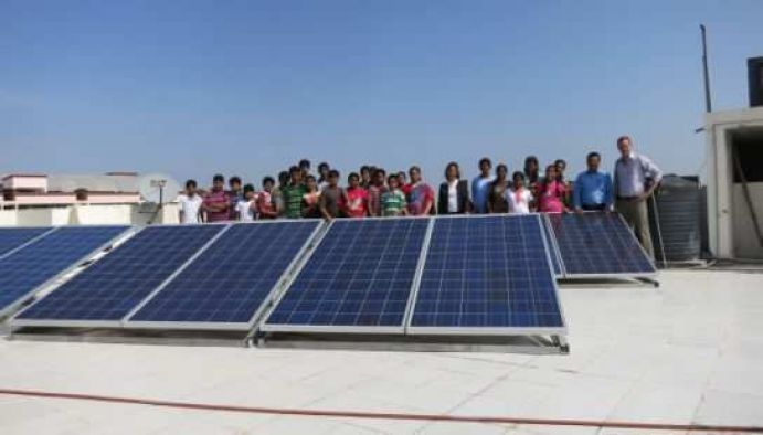 Im Pilotprojekt “Solar powered Schools” wurden Photovoltaikanlagen auf den Dächern von drei Sekundarschulen der Stadt Hyderabad installiert. Die Anlagen sollen einen Großteil des Energiebedarfs der Einrichtungen decken und können beispielsweise Stromausfälle vermieden, die sich durch den steigenden Energiebedarf häufen. Die PV-Anlagen wurden im Rahmen des indisch-deutschen Projekts “Sustainable Hyderabad” (www.sustainable-hyderabad.de) cofinanziert.&nbsp;Deutsche Projektpartner sind das Nexus Institute, die Humboldt Universität Berlin und die Entwickler der PV-Anlage, Steinbeis GmbH.Sustainable Hyderabad untersucht am Beispiel der Millionenstadt, welche Strategien im Umgang mit den Folgen des Klimawandels bestehen und wie Institutionen die Anpassung an diese Effekte und eine mögliche Abmilderung fördern können. Extremwetterereignisse und der stetig steigende Energieverbrauch machen den Klimawandel für die Bevölkerung von Hyderabad (Indien) zur alltäglichen Herausforderung. Das Projekt ist Teil des BMBF-Förderschwerpunkts „Forschung für die nachhaltige Entwicklung der Megastädte von morgen”. Dabei wird in urbanen Agglomerationen an der Schwelle zur Megastadt modellhaft versucht, städtisches Wachstum im Sinne der Nachhaltigkeit zu steuern. Das Hauptaugenmerk des Förderschwerpunktes liegt darauf, technische, und nicht-technische Innovationen für die energie- und klimaeffiziente Gestaltung von Städten zu entwickeln.