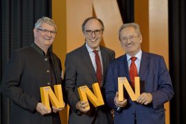 14. September, Maritim Hotel Bonn: v.l.n.r -&nbsp;Prof. Dr. Robert Schlögl, Dr. Karl Eugen Huthmacher, Christian Ude.Mit FONA3 mehr Wirksamkeit und Relevanz für die Nachhaltigkeitsforschung
Das neue Rahmenprogramm FONA³ wurde am 21.4.2015 von der Bundesministerin für Bildung und Forschung, Prof. Johanna Wanka öffentlich vorgestellt. Mit drei Leitinitiativen zur Zukunftsstadt, Energiewende und Green Economy wird dort die erfolgreiche Förderung der Nachhaltigkeitsforschung verstärkt auf gesellschaftliche Relevanz und Wirksamkeit für die Nachhaltigkeit ausgerichtet.Die Leitinitiativen sind ein neues und zentrales Element in FONA³. Aber FONA³ zeichnet sich auch durch andere Neuheiten aus, die auf dem FONA-Forum vorgestellt und diskutiert werden: aktuelle Themen in der Vorsorgeforschung, die erstmalige Koppelung von Forschung und Bildung zur Nachhaltigkeit in einem Programm, eine Strategie zur internationalen Kooperation und den Prozess zur Nachhaltigkeit in der Wissenschaft.