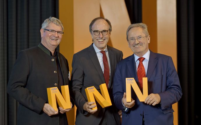 Pressefoto des 12. BMBF-Forums für Nachhaltigkeit 14. September, Maritim Hotel Bonn: v.l.n.r - Prof. Dr. Robert Schlögl, Dr. Karl Eugen Huthmacher, Christian Ude.Mit FONA3 mehr Wirksamkeit und Relevanz für die Nachhaltigkeitsforschung
Das neue Rahmenprogramm FONA³ wurde am 21.4.2015 von der Bundesministerin für Bildung und Forschung, Prof. Johanna Wanka öffentlich vorgestellt. Mit drei Leitinitiativen zur Zukunftsstadt, Energiewende und Green Economy wird dort die erfolgreiche Förderung der Nachhaltigkeitsforschung verstärkt auf gesellschaftliche Relevanz und Wirksamkeit für die Nachhaltigkeit ausgerichtet.Die Leitinitiativen sind ein neues und zentrales Element in FONA³. Aber FONA³ zeichnet sich auch durch andere Neuheiten aus, die auf dem FONA-Forum vorgestellt und diskutiert werden: aktuelle Themen in der Vorsorgeforschung, die erstmalige Koppelung von Forschung und Bildung zur Nachhaltigkeit in einem Programm, eine Strategie zur internationalen Kooperation und den Prozess zur Nachhaltigkeit in der Wissenschaft.